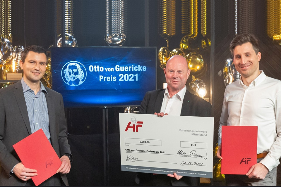 ©AiF e.V.:Die Preisträger: Wladimir Philippi (Zentrum für BrennstoffzellenTechnik ZBT), Dr. Ralf Hauser (Fraunhofer IFAM Dresden) und Sebastian Stypka (AIR LIQUIDE Deutschland GmbH) bei der Verleihung des Otto von Guericke-Preises 2021.