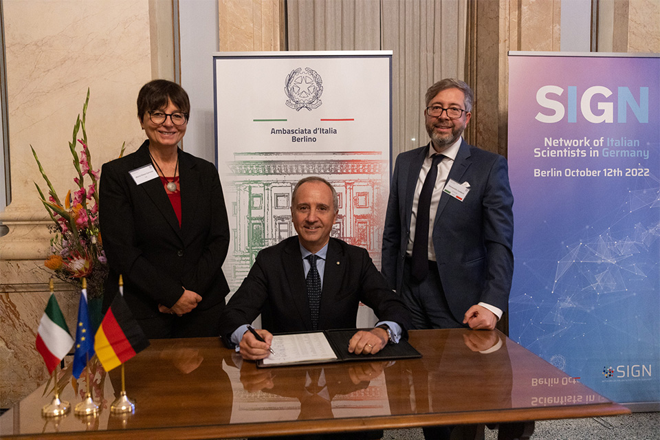 ©tal. Botschaft, Berlin: Unterzeichnung der Gründungsurkunde des Vereins "SIGN" - Network of Italian Scientists in Germany.