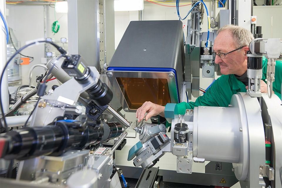 ©HZDR/P. Jayet: Dr. Christoph Hennig bei der Durchführung des Experiments an der Rossendorf-Beamline (ROBL) in Grenoble.
