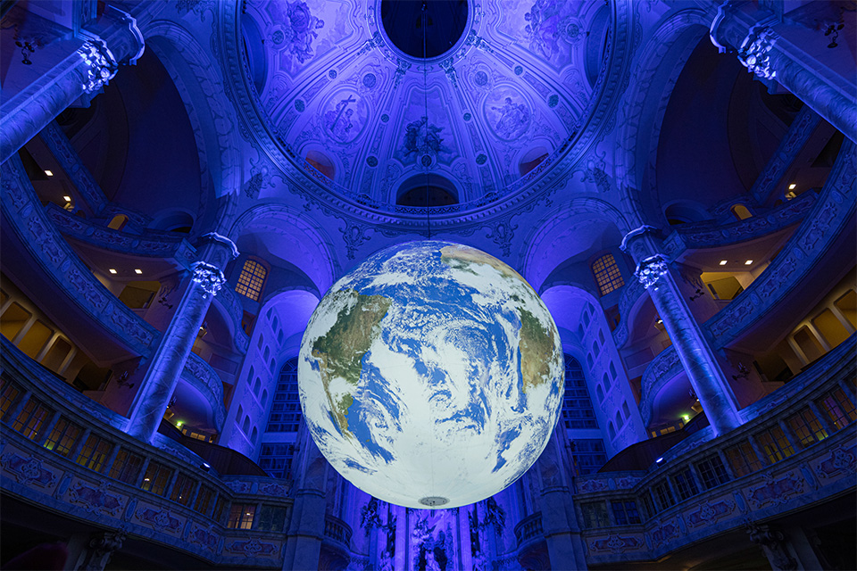 ©O. Killig: Das Kunstwerk „Gaia“ von Luke Jerram während der Ausstellungseröffnung am 4. März 2023 in der Dresdner Frauenkirche. Die 3D-Installation dreht sich alle vier Minuten einmal, 360 Mal schneller als unser Planet.