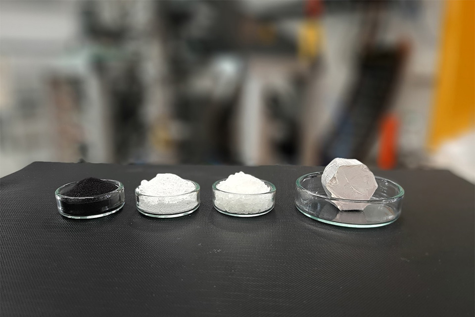 ©Fraunhofer IKTS: Materialen für die Energiewende: Im Projekt werden bekannte Batteriematerialien neu kombiniert, um langlebige Polymer-Keramik-Elektrolyte zu entwickeln. Im Bild von links: Kathodenmaterial, Na-ß-Aluminat, Polymer, Natrium.
