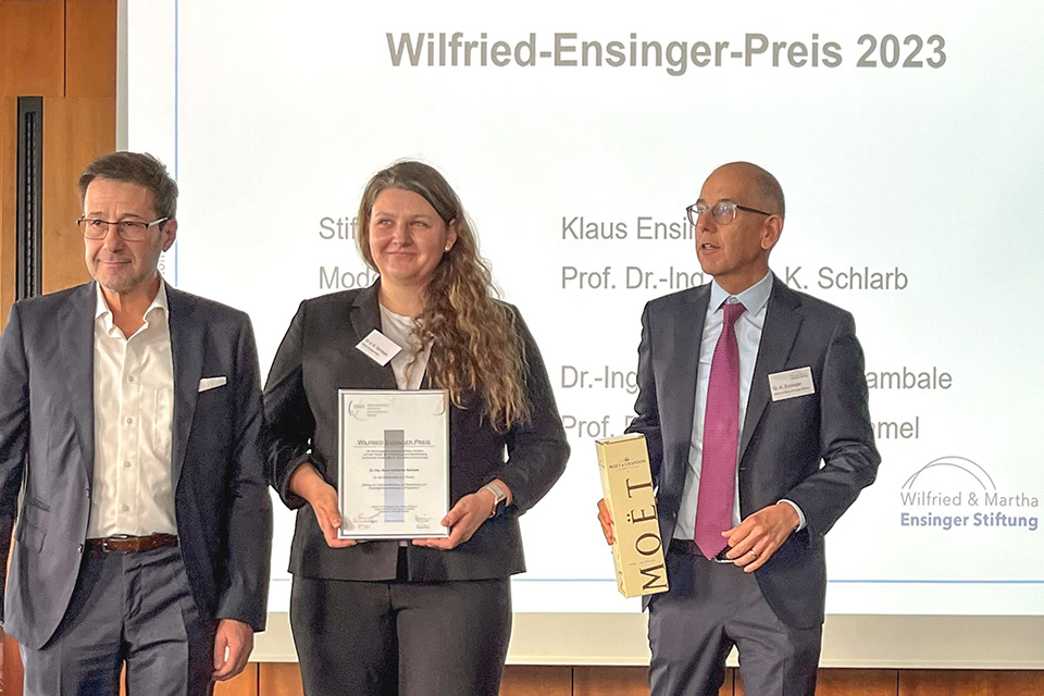©Leibniz IPF Dresden: Übergabe des Preises durch Herrn Prof. Alois Schlarb (WAK, links) und Herrn Klaus Ensinger (Ensinger-Stiftung, rechts).