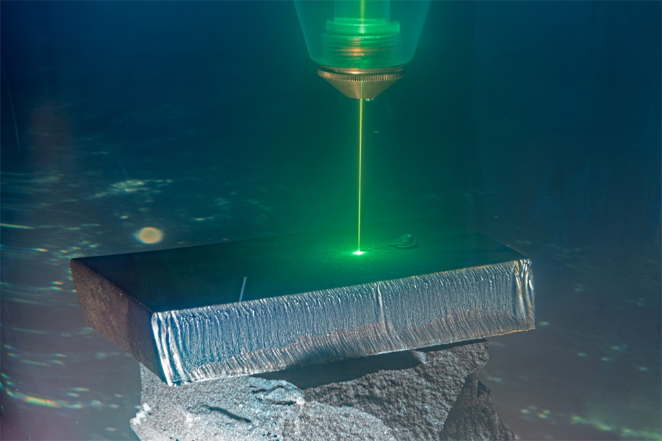 ©Fraunhofer IWS: Ein besonders kurzwelliger grüner Laser, dessen Schneidfähigkeit auch im Wasser gegeben ist, soll im Meer Stahl und Metalle zerteilen. Das Fraunhofer IWS hat eine Lösung erforscht und entwickelt, die bereits im Labor funktioniert.